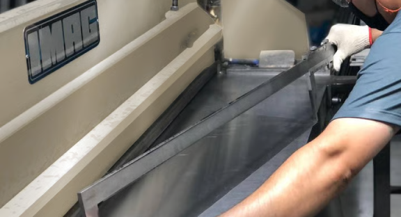 Conheça nossos servicos: Corte por Guilhotina